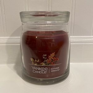 Yankee Candle ‘Autumn Wreath’ 🍁 candle 🕯️ 
Brand New!!
2 wicks!